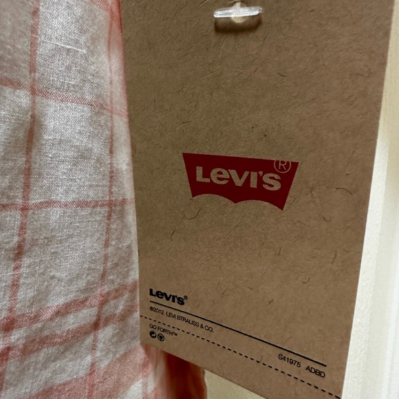 White and Pink plaid Levi’s short sleeve button down shirt - Picture 3 of 6